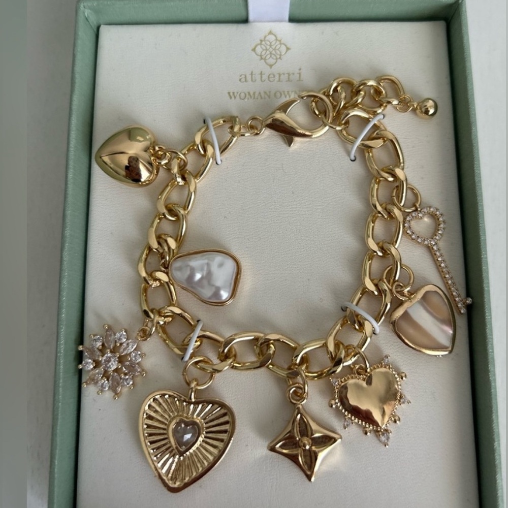 NWT ⚜️🤍⚜️ ATTERRI Cubic Zirconia & Genuine Shell Charm Pearl Bracelet - Picture 3 of 5